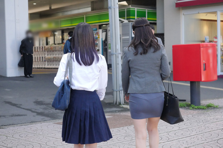 「えっ！おばさんの私が？！」我が子の前で痴○され必死に抵抗するも愛液を垂れ流し絶頂が止まらない巨尻母 娘の前で無言イキする感度がいい奥様