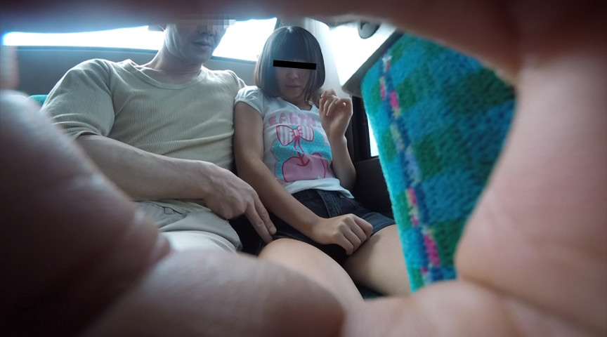 プール帰りの日焼け美少女バス痴○ 逃げても追いかけ野外いたずら